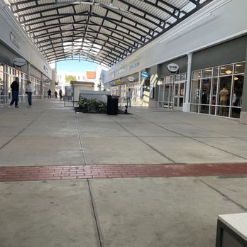 LE CREUSET OUTLET STORE - Updated July 2025 - 4840 Tanger