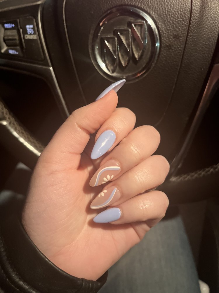 Love Nails Logo