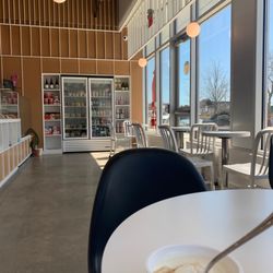 L’artisan Cafe & Bakery - Lovely light cafe