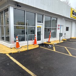 Hertz Rent A Car - Closed office at 9:55 AM on a Saturday morning