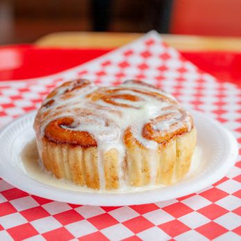 Howell's BBQ - a cinnamon roll on a plate - Barbeque Near Me - El Dorado, Arkansas
