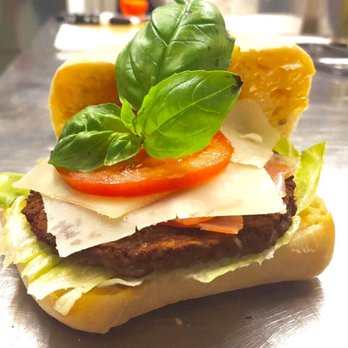 Pizzeria Sicilia - Burger Caprese mit Basilikumsosse, Tomate, Salat, Basilikumblätter und Mozzarella - Pizza Near Me - Fulda, HE Pizzeria Sicilia - Burger Caprese mit Basilikumsosse, Tomate, Salat, Basilikumblätter und Mozzarella - Pizza Near Me - Fulda, HE