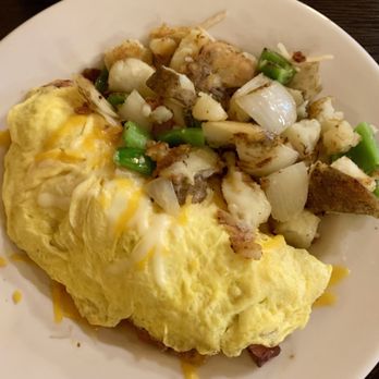 Mountain Top Cafe - Ham & cheese omelette (with tomatoes added) & country potatoes - American Near Me - Phelan, California