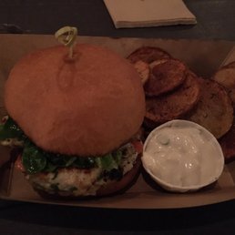 Turkey burger with potato rounds