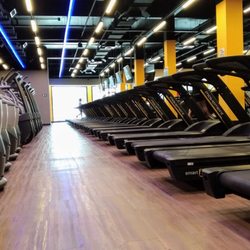 Smart Fit - Esteiras no piso térreo.