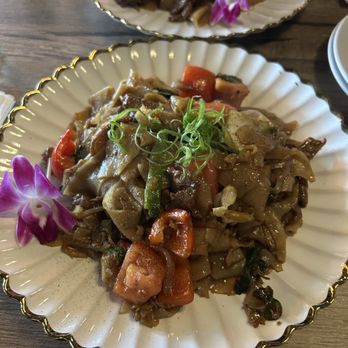 Satay Thai Kitchen & Bar - Drunken Noodles - Thai Near Me - Fresno, California Satay Thai Kitchen & Bar - Drunken Noodles - Thai Near Me - Fresno, California