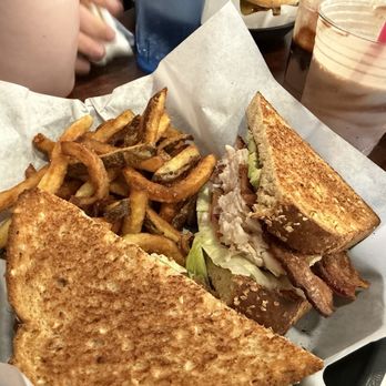 The Lunchbox Diner - BLT with Turkey & Fries - Diners Near Me - Mount Vernon, Washington