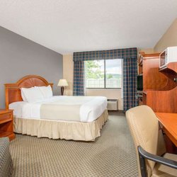 Ramada by Wyndham Painted Post Corning - Guest room