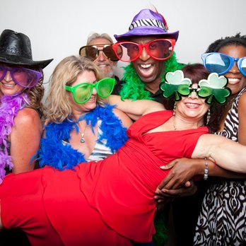 Arvee Robinson International - Celebrating a birthday with friends. - Life Coach Near Me Arvee Robinson International - Celebrating a birthday with friends. - Life Coach Near Me