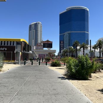 Circus Acts at Circus Circus - Walking to circus Circus - Performing Arts Near Me - Las Vegas, Nevada Circus Acts at Circus Circus - Walking to circus Circus - Performing Arts Near Me - Las Vegas, Nevada