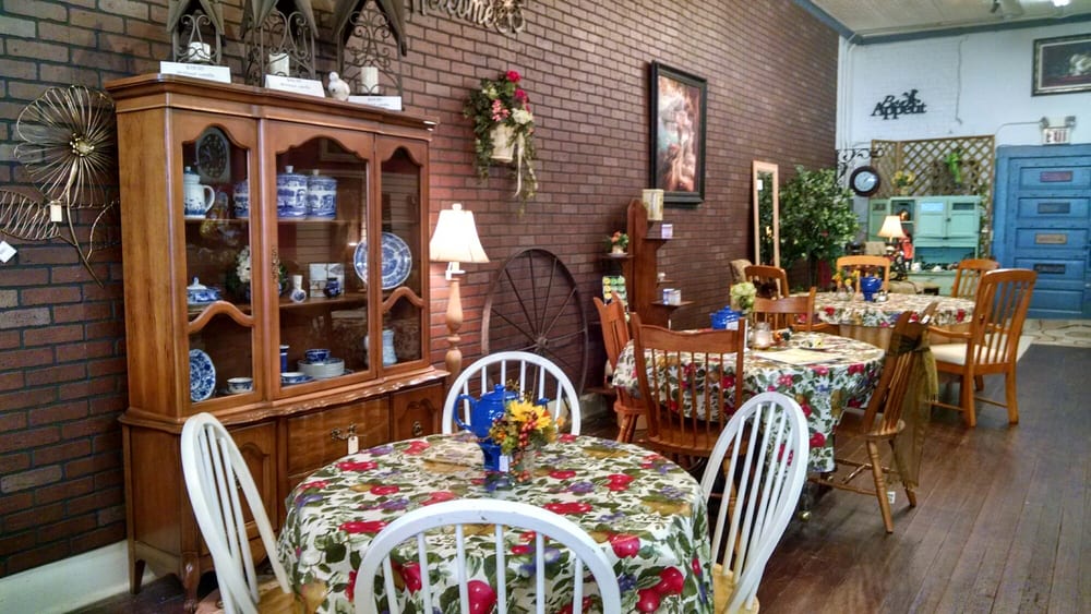 AROUND THE BLOCK Updated June 2024 109 W Plum St, Doniphan NE