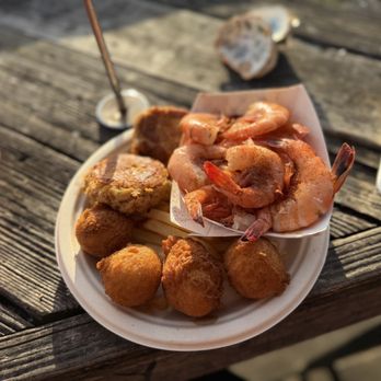 Bowen's Island Restaurant - Seafood platter - Seafood Near Me - Charleston, South Carolina Bowen's Island Restaurant - Seafood platter - Seafood Near Me - Charleston, South Carolina
