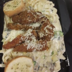 Don Spaghetto - Pasta Alfredo con tiras de pollo.