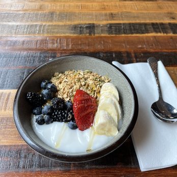 Kaldi’s Social House - Crunchy Granola Bowl - Breakfast & Brunch Near Me - Arlington, Virginia