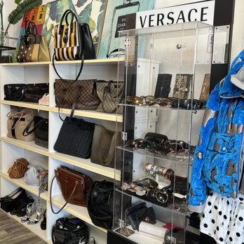 Finderskeephers - Pic of the inside (that's just one wall) - Used, Vintage & Consignment Near Me - Manhattan Beach, California