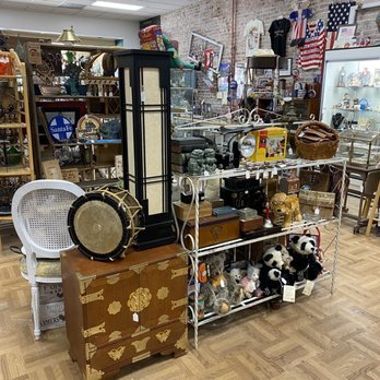 Vintage Pleasures - Antiques Near Me - Fillmore, California