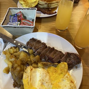 The Black Oak - Steak & Eggs, Pancakes - Bars Near Me - Oak Lawn, Illinois