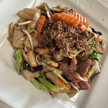 Classic Thai Restaurant - Stir fried noodle with beef - Thai Near Me - Effingham, Illinois