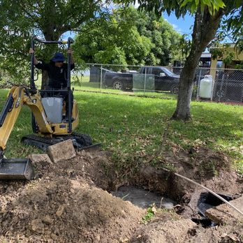 Cutler Bay Plumbing - Team working to repair my septic drain field - Plumbing Near Me - Cutler Bay, Florida Cutler Bay Plumbing - Team working to repair my septic drain field - Plumbing Near Me - Cutler Bay, Florida