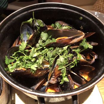 Gilda By Belgious - Thai mussels with curry, lemon grass and cilantro. Ask for a spoon to savor the sauce when the mussels are finished! - Belgian Near Me - Barcelona, B Gilda By Belgious - Thai mussels with curry, lemon grass and cilantro. Ask for a spoon to savor the sauce when the mussels are finished! - Belgian Near Me - Barcelona, B
