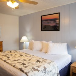 Isleview Motel and Cottages - King Motel Room