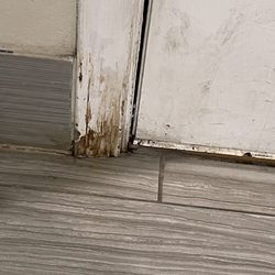 Quality Inn on Aransas Bay - Broken dirty, door