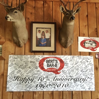 Bert's BBQ by null