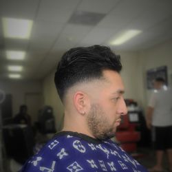 Headlinerz Barbershop - slick back fade