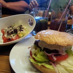 Big Mama's Steak Restaurant - Aloha Burger mit Salat und Ice tea :)