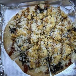 Brunch Pizza with Tofu Scramble Brunch Pizza with Tofu Scramble