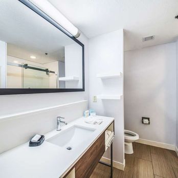 Hampton Inn Greenfield - Guest room bath - Hotels Near Me - Greenfield, Indiana