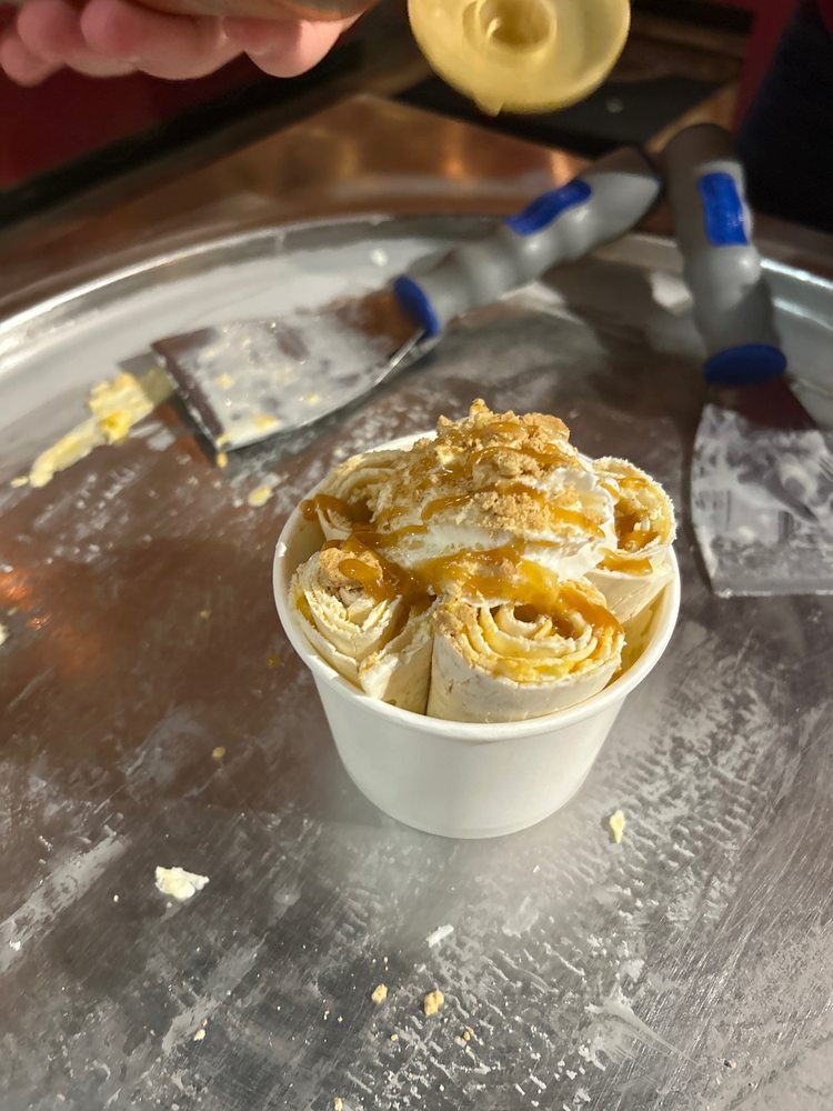 Bee’s Rolled Ice Cream Logo
