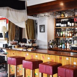 Three Pigeons Inn - The bar at LASSCO Three Pigeons Inn in Thame Oxfordshire