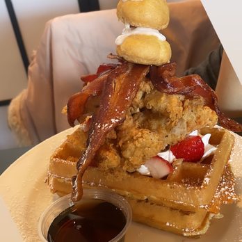 Maple Leaf Diner - Chicken, Bacon and Waffles - American Near Me - Dallas, Texas
