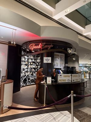 Easy's Cocktail Lounge by null