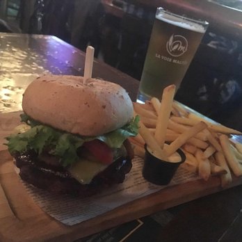 La Voie Maltée - Burger de la maison, excellent. - Pubs Near Me - Chicoutimi, Quebec