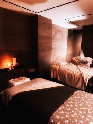 Four Seasons Hotel Toronto by null