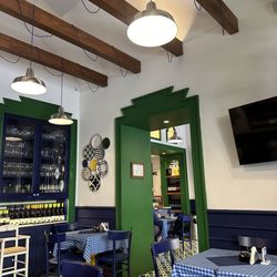 Mo'Mo' Kitchen & Bar