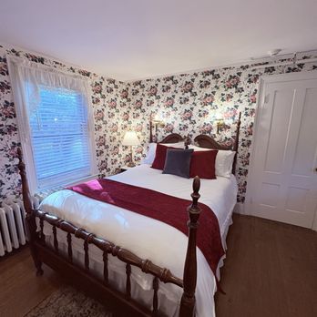 Blackberry Inn - Victorian room - Bed & Breakfast Near Me - Camden, Maine Blackberry Inn - Victorian room - Bed & Breakfast Near Me - Camden, Maine