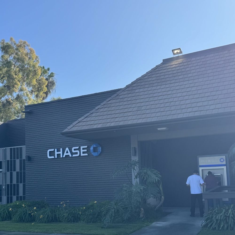Chase Bank - Entrance - Banks & Credit Unions Near Me - Tustin, California