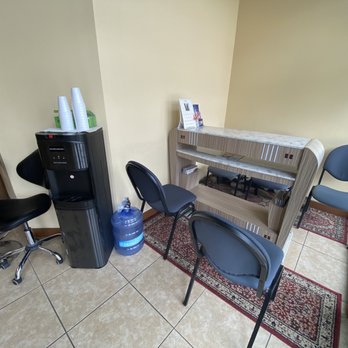 Golden Nails And Spa - The "front desk" when you first arrive. Nobody is sitting there so you have to wait until someone notices you to be helped. - Nail Salons Near Me - Eugene, Oregon
