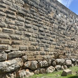 Muralles i Passeig Arqueològic Roman Walls and Archaeological