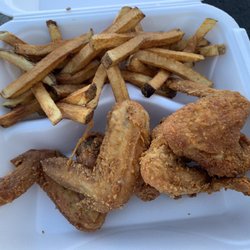 P's Bird Wagon - 4 chicken wings with fresh cut fries