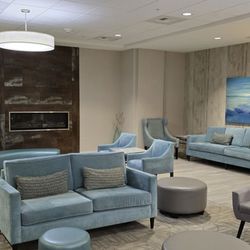 Holiday Inn & Suites Bellingham - Lobby seating