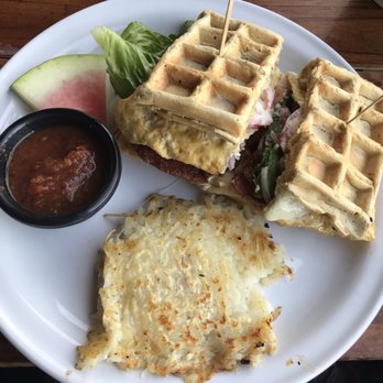 Looney Bean - Waffle sandwich with hashbrowns - Coffee & Tea Near Me - Mazatlán, SIN