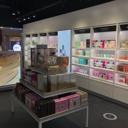 The Cosmetics Company Store - Gift sets table