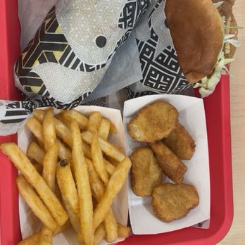 Wallace Chicken - Nuggets, chicken wrap, and deluxe fried chicken sandwich - Chicken Wings Near Me - Walnut, California