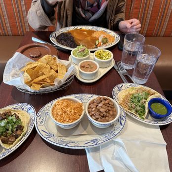 Picante - Clean food good variety, chile relleno, street tacos, chips and 3 salsas which include guacamole - Mexican Near Me - Berkeley, California Picante - Clean food good variety, chile relleno, street tacos, chips and 3 salsas which include guacamole - Mexican Near Me - Berkeley, California