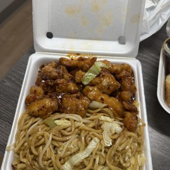 Lucky Wok - General Tao's Chicken Lunch Special with Vegetable Chow Mein - Chinese Near Me - Sacramento, California Lucky Wok - General Tao's Chicken Lunch Special with Vegetable Chow Mein - Chinese Near Me - Sacramento, California