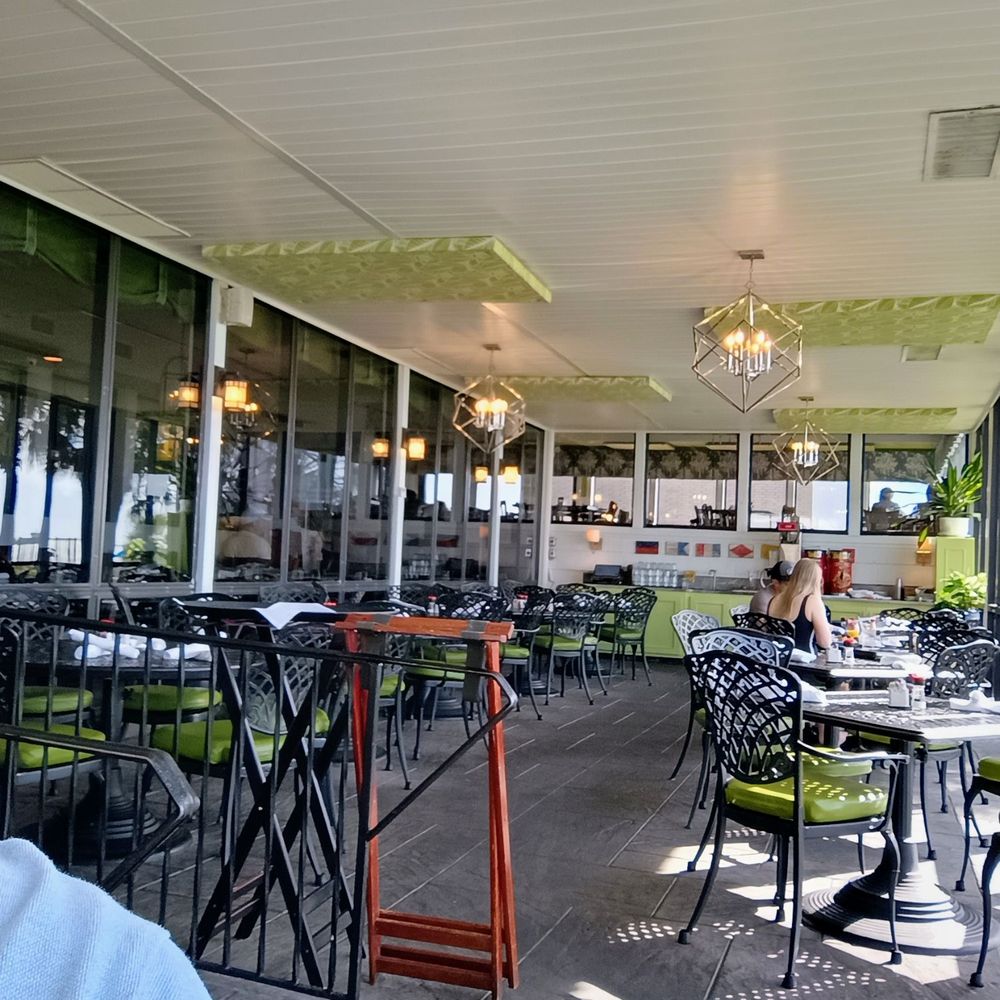 Veranda dining room